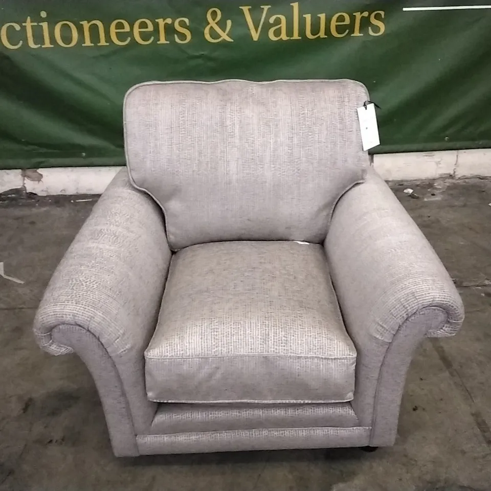 QUALITY DESIGNER PARKER KNOLL ARMCHAIR IN SILVER PATTERNED FABRIC