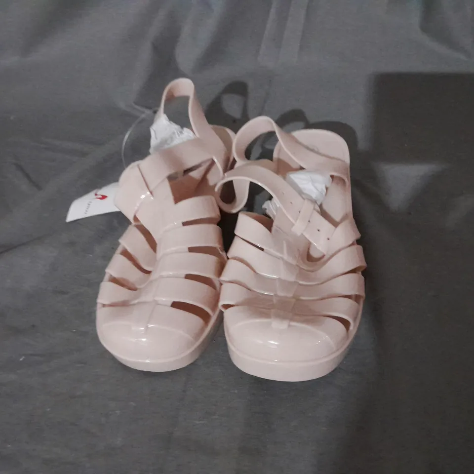 APPROXIMATELY 15 BAGGED SALMON JELLY HEELED SHOES TO INCLUDE SIZE 6 CHILDS SIZE 