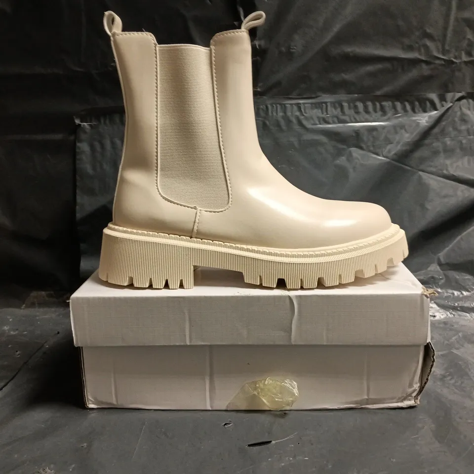 BOXED PAIR OF UNBRANDED ANKLE BOOTS IN CREAM SIZE EU 40