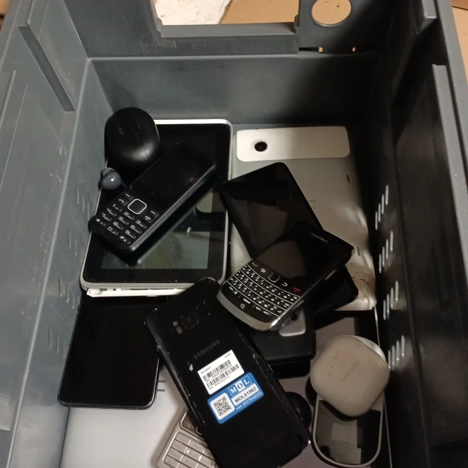 APPROXIMATELY 18 ASSORTED ITEMS TO INCLUDE HTC TABLET, BLACKBERRY PHONE, SAMSUNG PHONE ETC