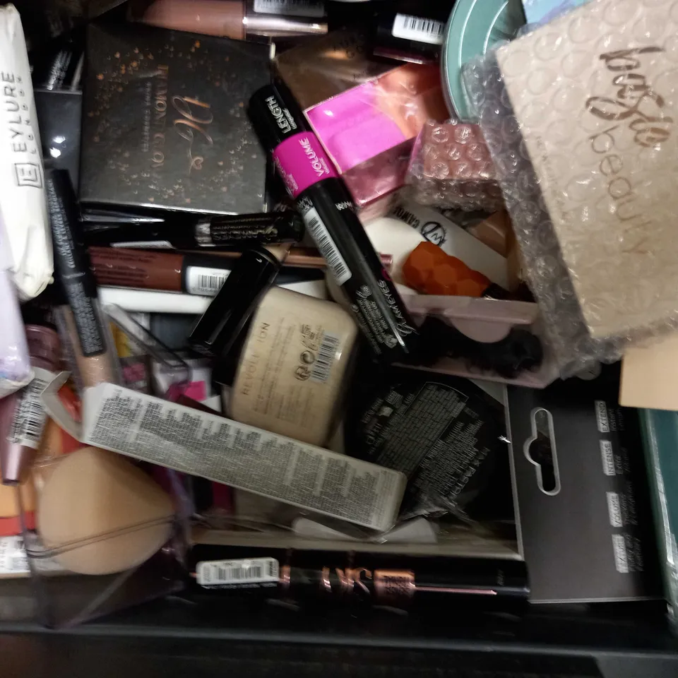 LOT OF APPROXIMATELY 20 ASSORTED HEALTH & BEAUTY ITEMS, TO INCLUDE FACE SERUM, LIP GLOSS, LASHES, ETC