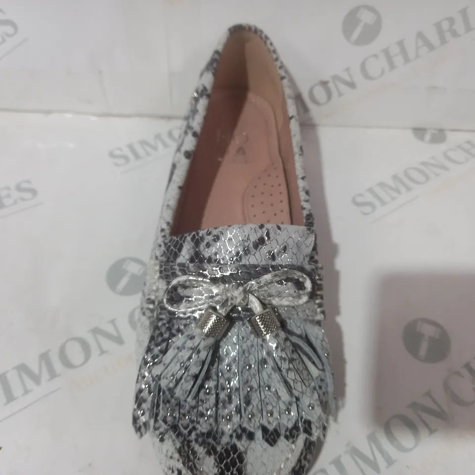 BOXED PAIR OF MODA IN PELLE ETHELIA SHOES IN WHITE/SILVER SIZE 6
