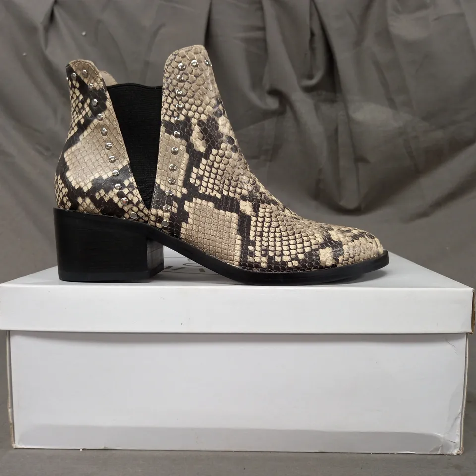 BOXED PAIR OF STEVE MADDEN CADE LEATHER ANKLE BOOTS IN BEIGE EU SIZE 36