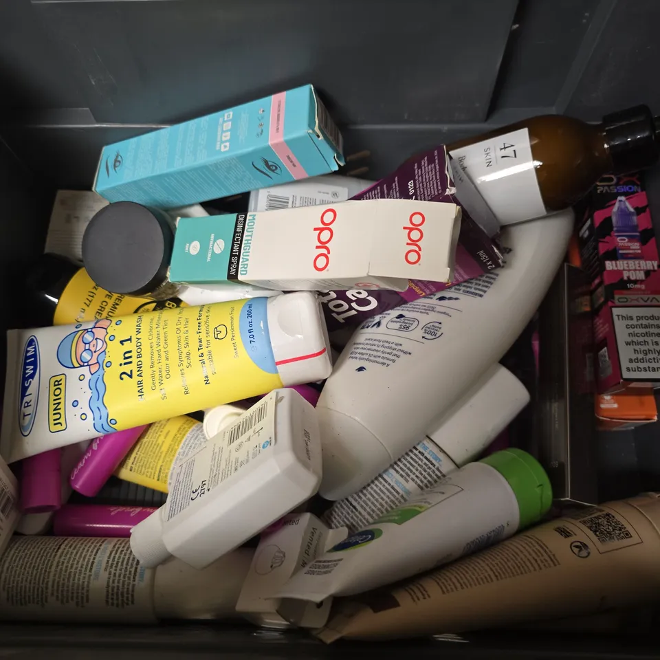 APPROXIMATELY 15 ASSORTED HEALTH & BEAUTY PRODUCTS TO INCLUDE DOVE NOURISHING, HAIRSTORY HAIR BALM, GRUUM CONDITIONER BAR, ETC - COLLECTION ONLY