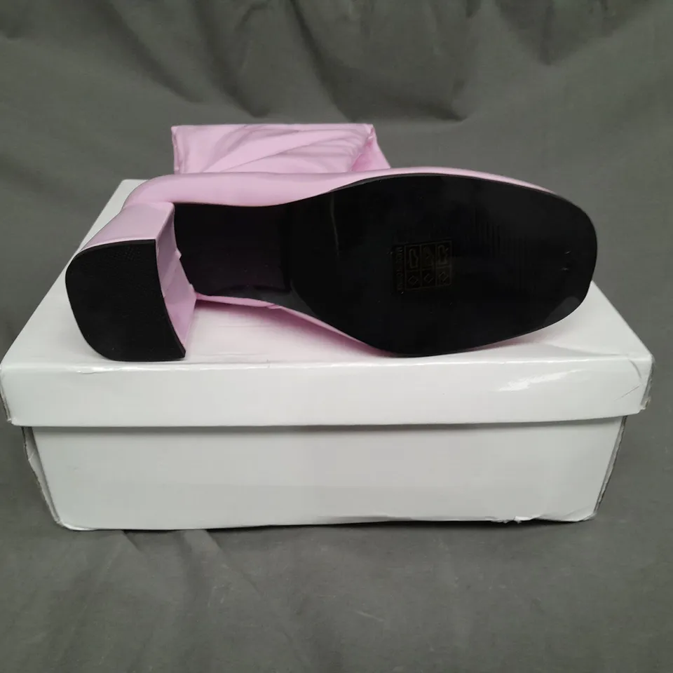 BOXED PAIR OF WOMENS PINK KNEE HIGH SHOES - SIZE 4 