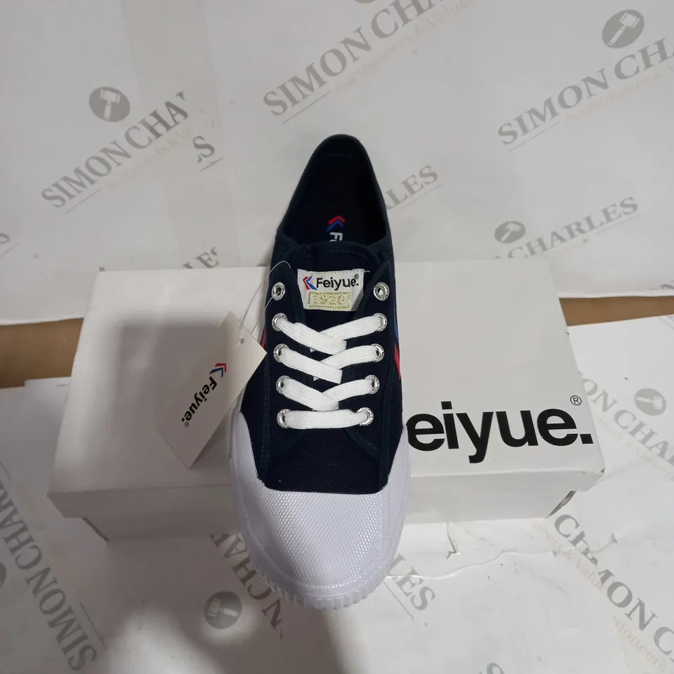 BOXED FEIYUE LOW CANVAS SHOE - BLUE, WHITE, RED - SIZE 9