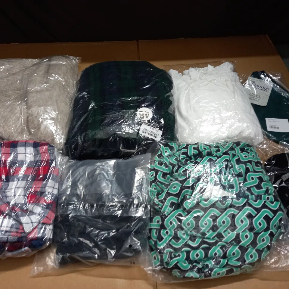 LARGE QUANTITY OF ASSORTED BAGGED CLOTHING ITEMS TO INCLUDE NEW LOOK, H&M AND STAYHERE