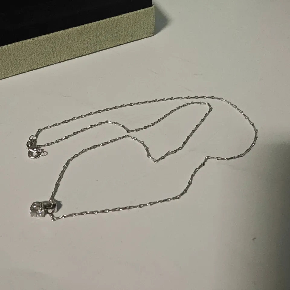 18CT WHITE GOLD PENDANT ON CHAIN SET WITH NATURAL DIAMOND