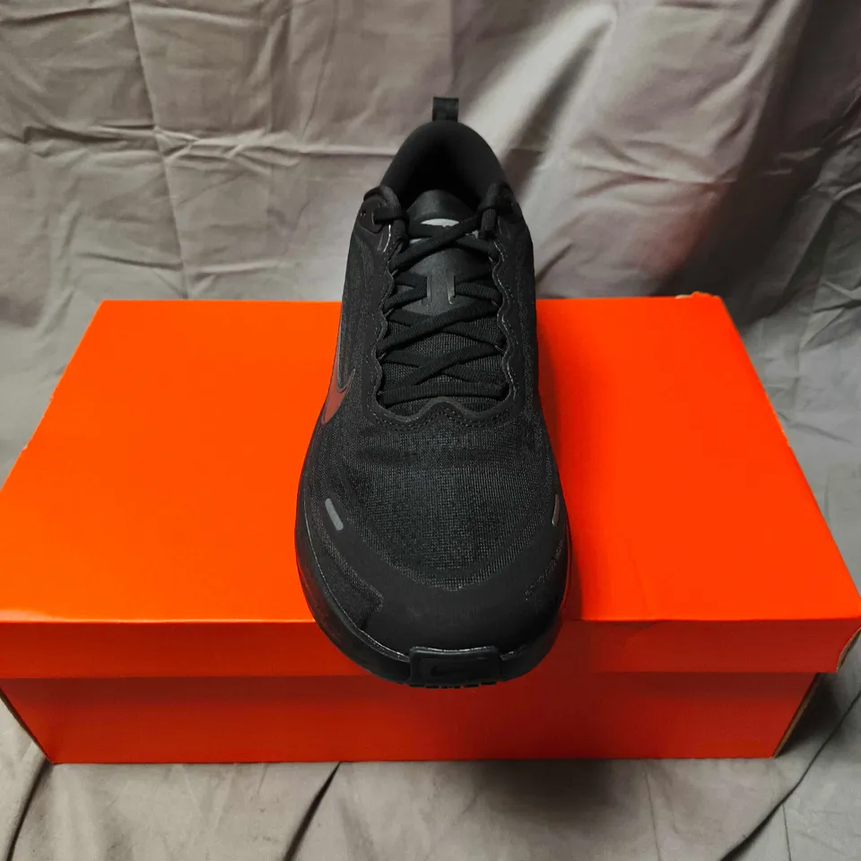 NIKE VOMERO PLUS TRAINERS IN BLACK - 11