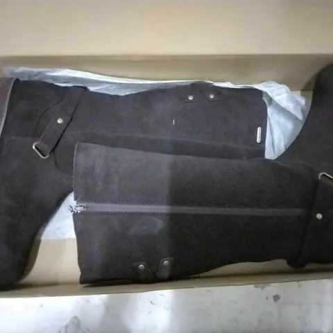 BOX OF EMU AUSTRALIA "KEMMIE" KNEE BOOTS - OAK - UK SIZE 9