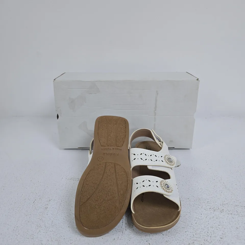 JOE & JO WHITE LEATHER WEDGE SANDALS WITH CUT-OUT FLORAL DETAILS – WOMEN'S FOOTWEAR (WITH BOX) SIZE EU 37