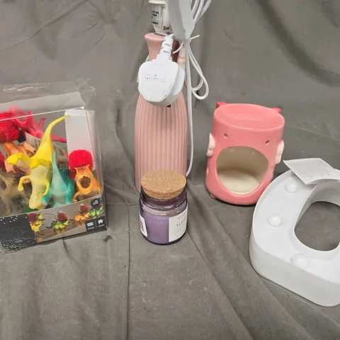 APPROXIMATELY 15 ASSORTED HOUSEHOLD PRODUCTS TO INCLUDE TABLE LAMPS, SCENTED CANDLES, LED LIGHTS ETC