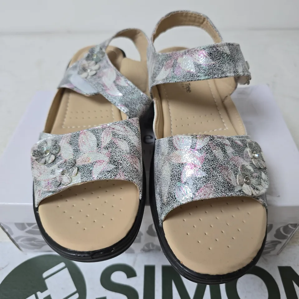 BOXED SHOE TREE AZALEA SANDALS, SILVER - UK SIZE 6
