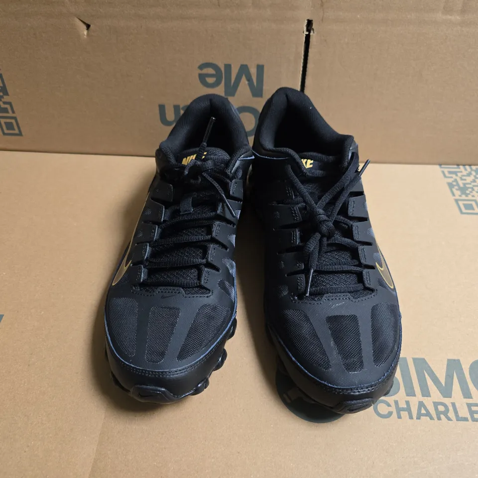 UNBOXED PAIR OF NIKE TRAINING REAX TRAINERS IN BLACK/GOLD - UK 8.5