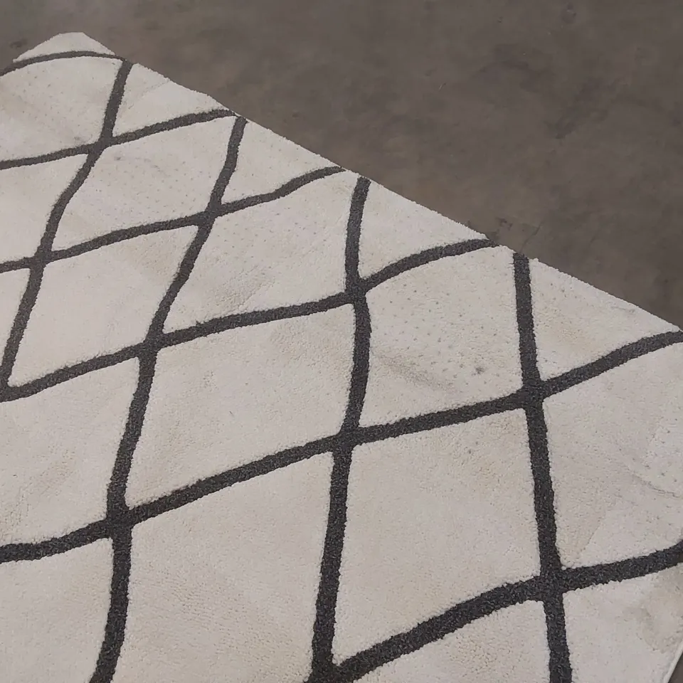 QUALITY DESIGNER AREA RUG - APPROXIMATELY 295 x 195cm