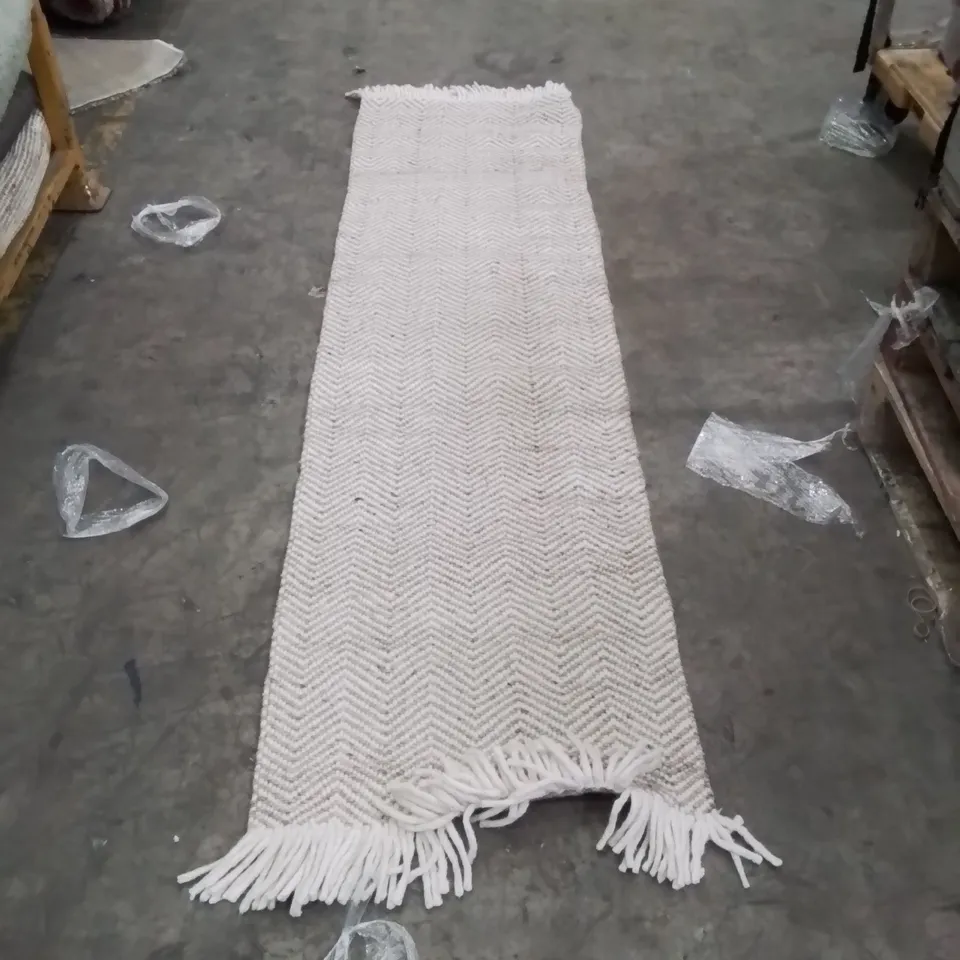 QUALITY DESIGNER AREA RUG - APPROXIMATELY 240X60CM