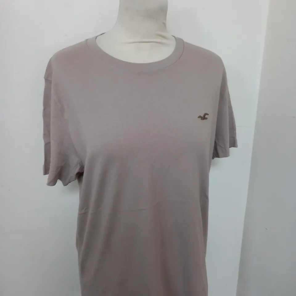 HOLLISTER CASUAL LOGO T-SHIRT IN BIEGE  SIZE M