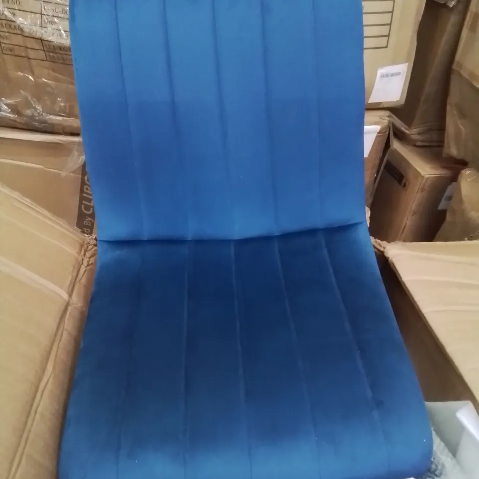 A BOXED PAIR OF BLUE VELVET UPHOLSTERED DINING ROOM CHAIRS 