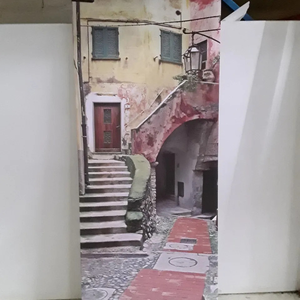 VERTICAL STREET - WRAPPED CANVAS