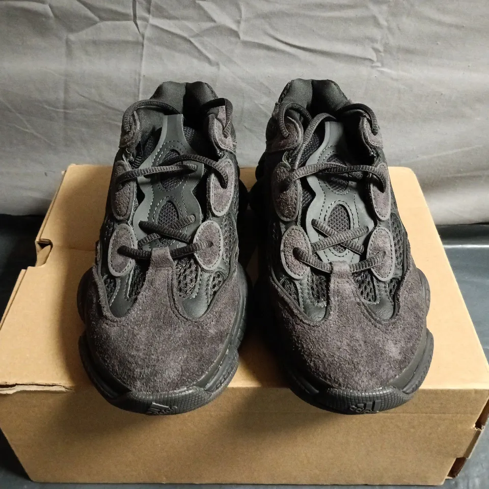 BOXED PAIR OF ADIDAS YEEZY 500 SHOES – UK SIZE 4