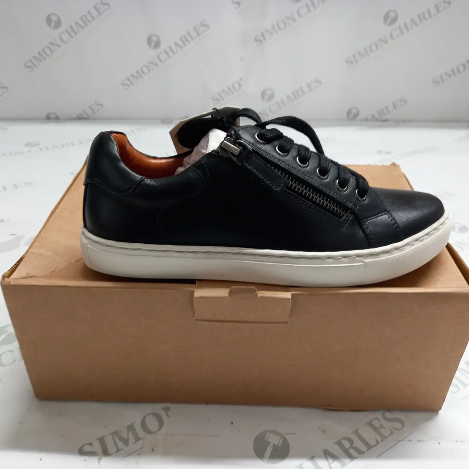BOXED PAIR OF MAISON DE NIMES LEATHER ZIP SIDE TRAINERS IN BLACK - SIZE 4