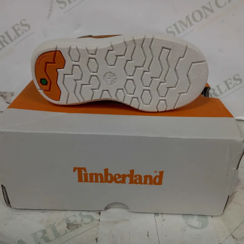BOXED PAIR OF TIMBERLAND SENECA BAY CHILDREN'S SHOES IN TAN UK SIZE 5