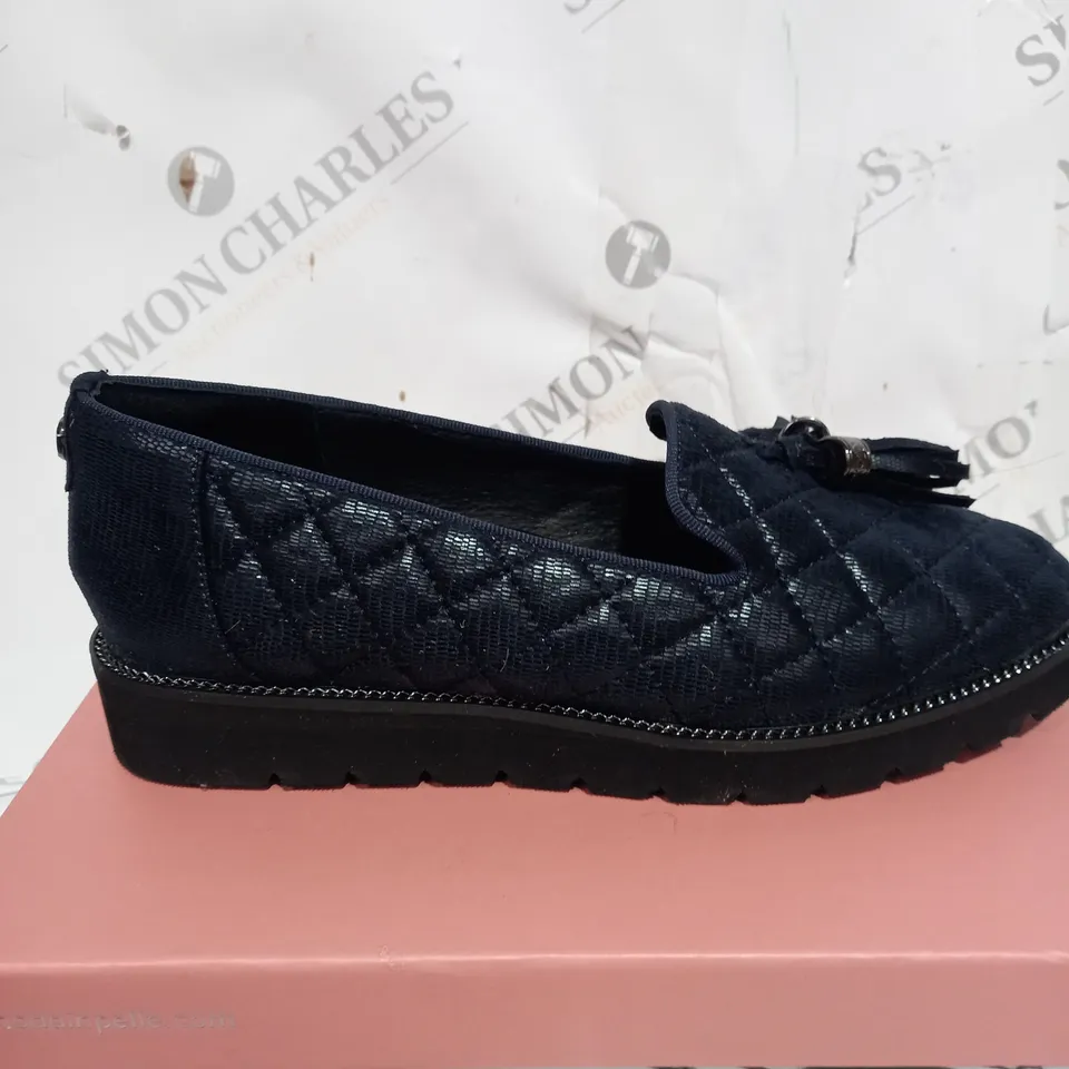 BOXED PAIR OF MODA IN PELLE EMMERSON NAVY BLUE SIZE 7