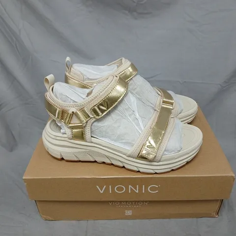 BOXED PAIR OF VIONIC WALK MAX SANDALS IN PARCHMENT GOLD SIZE 4.5