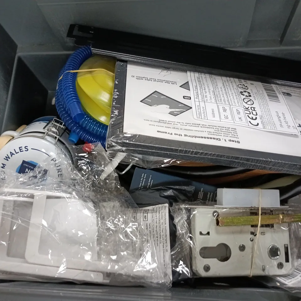 APPROXIMATELY 12 ASSORTED HOUSEHOLD ITEMS TO INCLUDE cellophane bags, eco sponge scourer, vibration dampner, etc
