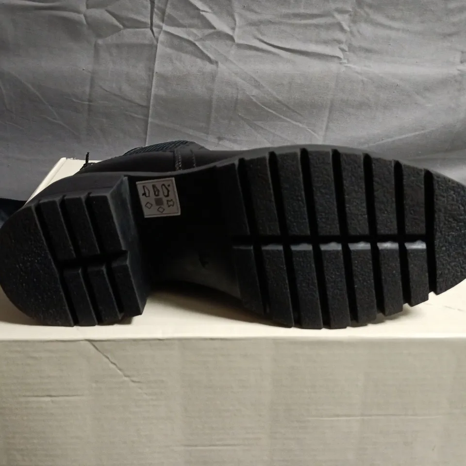 BOXED PAIR OF OFF THE HOOK KINGTON LONDON BLACK CHELSEA BOOT LM13375/01 – UK SIZE 4