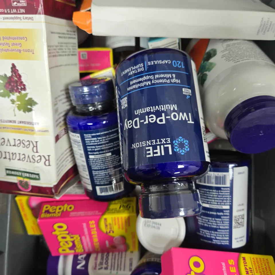 APPROXIMATELY 15 ASSORTED VITAMIN/HEALTH AID PRODUCTS TO INCLUDE PEPTO MISMOL, MAGNESIUM CAPS, VITAMIN B-12 ETC 