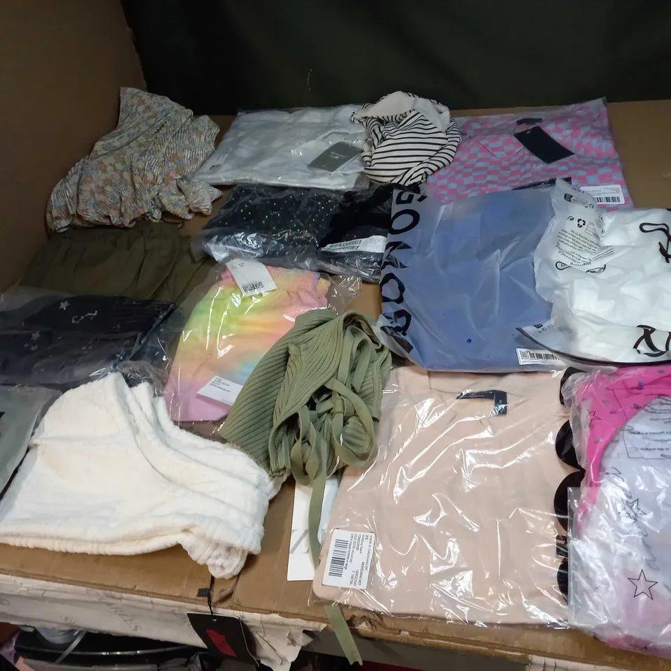BOX OF APPROX 35 ASSORTED CLOTHING ITEMS TO INCLUDE - DRESSES, T-SHIRTS AND TROUSERS