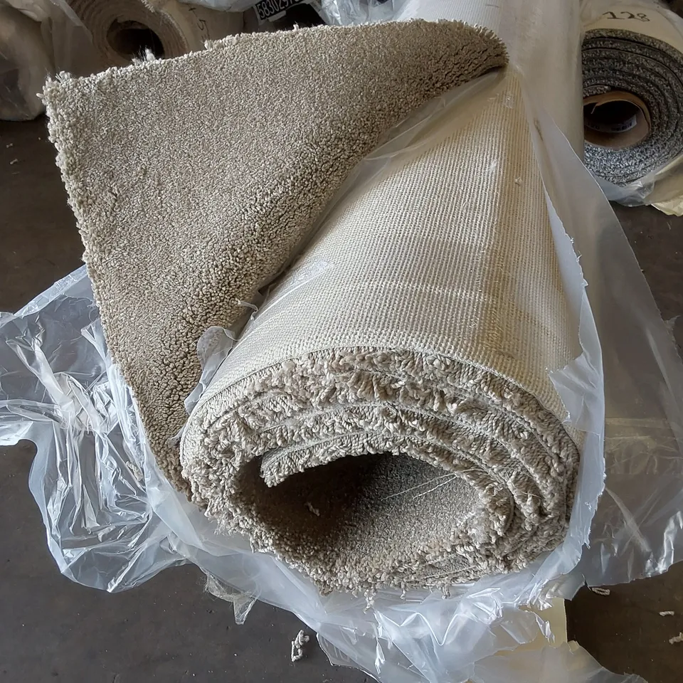 ROLL OF QUALITY ULTIMATE IMPRESSIONS FORTUNE CARPET // SIZE: APPROX 5 X 2.7m
