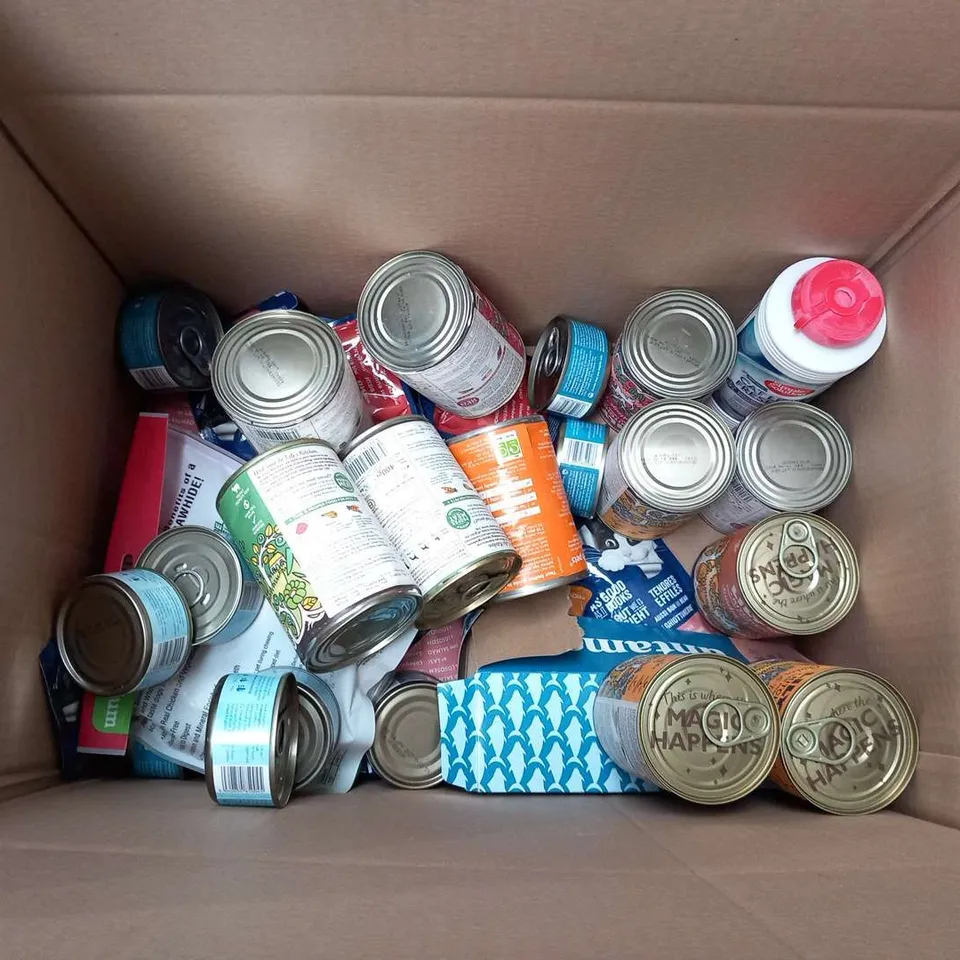 LARGE QUANTITY OF ASSORTED PET FOOD TO INCLUDE; WHIMZEES, LILY'S KITCHEN APPLAWS AND RB