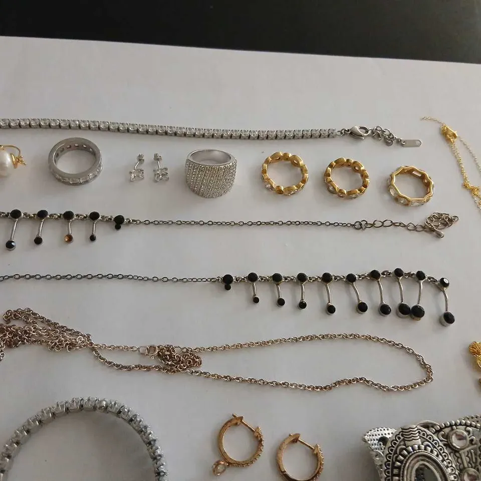 APPROXIMATELY 15 PIECES OF ASSORTED JEWELLERY  