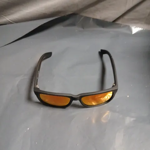 RAY-BAN SUNGLASSES - BLACK FRAME WITH ORANGE MIRRORED LENSES (BOXED) 