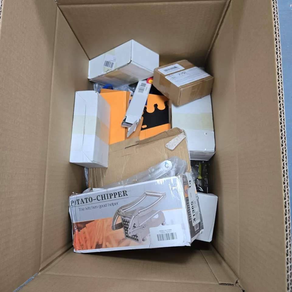 BOX OF APPROXIMATELY 20 ASSORTED HOUSEHOLD ITEMS TO INCLUDE AQUARIUM GRAVEL, PLASTIC WALLETS AND OIL SPRAY BOTTLE