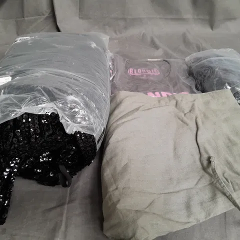 BOX OF APPROXIMATELY 25 ASSORTED CLOTHING ITEMS TO INCLUDE - JUMPERS, TOPS, DRESSES ETC