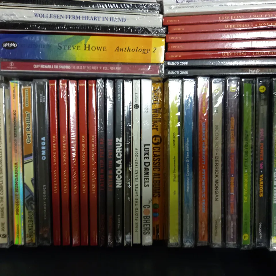 LOT OF APPROXIMATELY 80 CDS & CASSETTES, TO INCLUDE LOUIS TOMLINSON, LANA DEL REY, THE MIRAGE, ETC