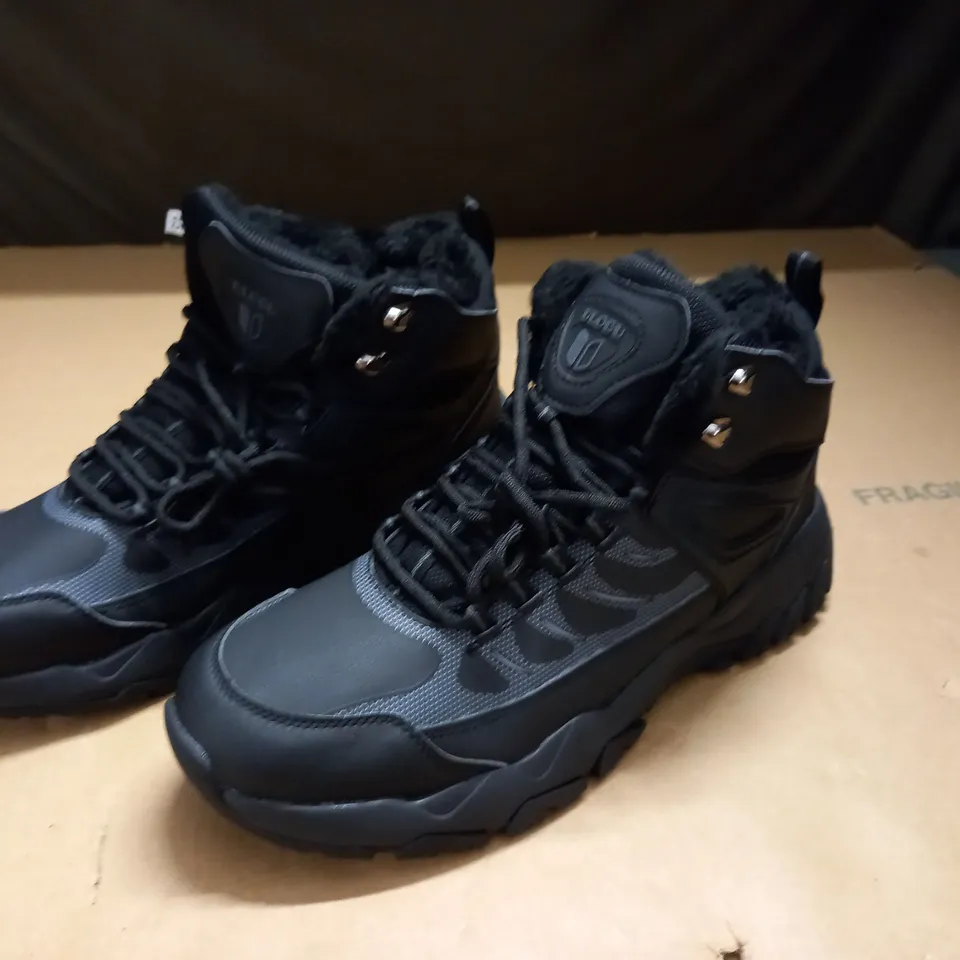 PAIR OF ULOGU OUTDOOR BOOTS - 45