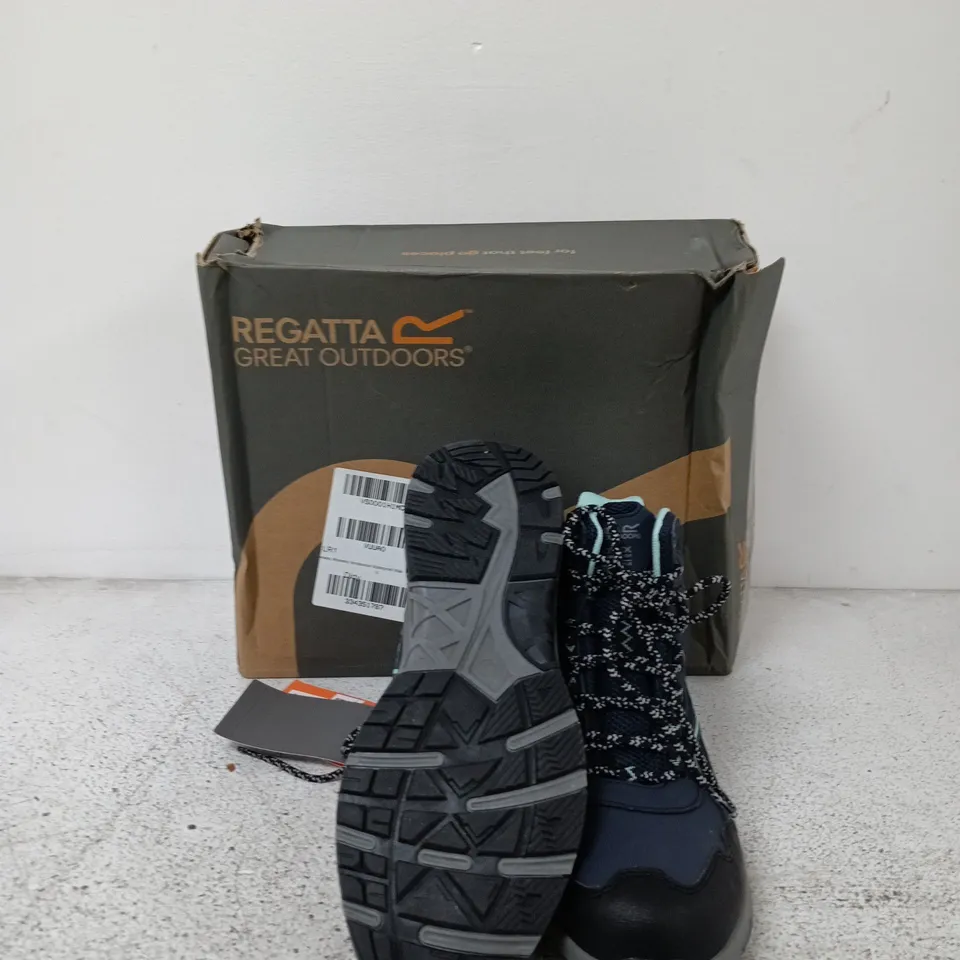 REGATTA WOMEN'S VENDEAVOUR WATERPROOF WALKING BOOT - NAVY SIZE UK 8