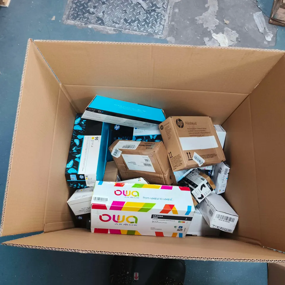 BOX OF APPROXIMATELY 20 ASSORTED PRINTER CARTRIDGES INCLUDING HP PIGMENT INK CARTRIDGE AND ARMOR CF226A26A 