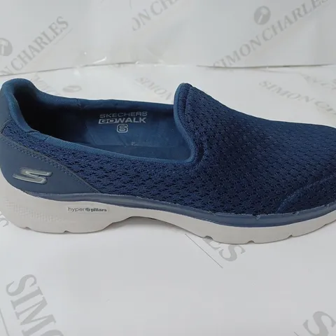 PAIR OF SKECHERS GO WALK 6 SEA COAST SLIP-ON TRAINERS NAVY UK SIZE 5.5