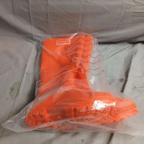 BOX OF APPROXIMATELY 18 PAIRS OF ASSORTED SHOES IN VARIOUS COLOUR, STYLES AND SIZES