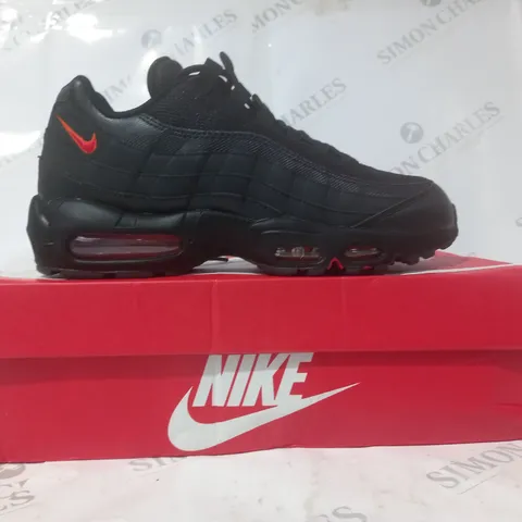 BOXED PAIR OF NIKE AIR MAX 95 SHOES IN BLACK/RED UK SIZE 7