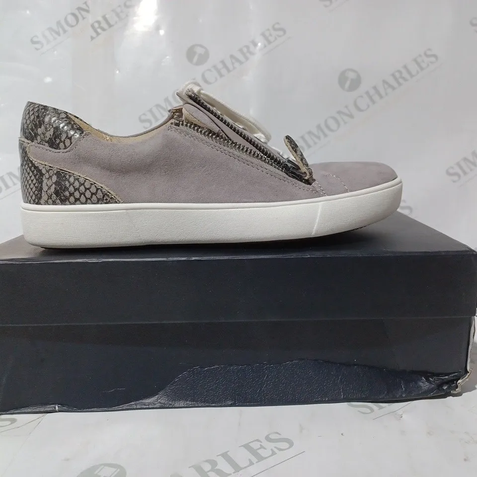 BOXED PAIR OF NATURA TRAINERS IN PELICAN GREY - SIZE 4