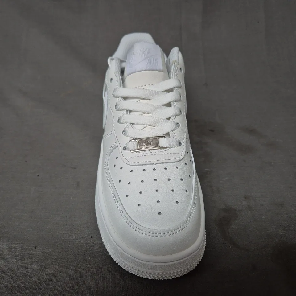 BOXED PAIR OF NIKE AIR FORCE 1 '07 SHOES IN WHITE UK SIZE 4