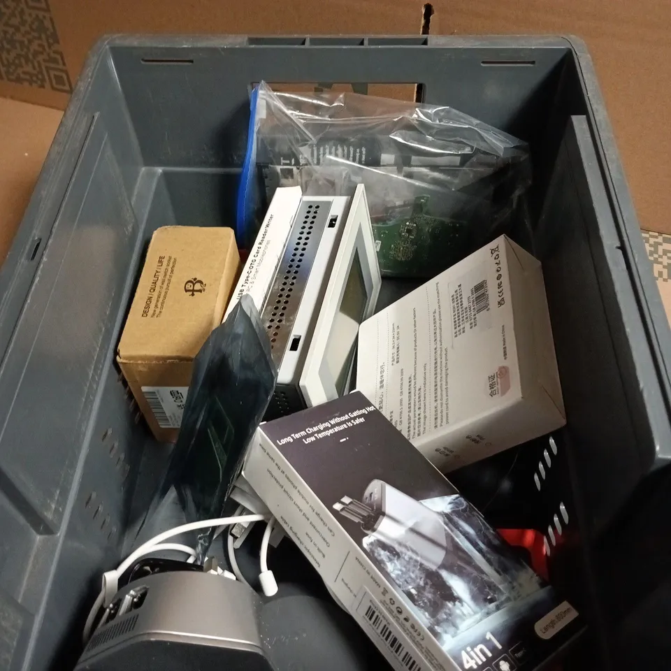 APPROXIMATELY 8 ASSORTED ELECTRICAL ITEMS INCLUDING MAGNETS HAND WARMER AND 4 IN 1 CHARGER