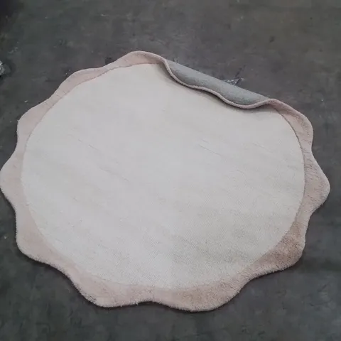 QUALITY DESIGNER AREA RUG - APPROXIMATELY 130X130CM