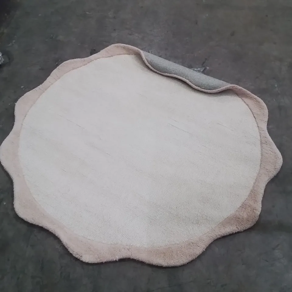 QUALITY DESIGNER AREA RUG - APPROXIMATELY 130X130CM